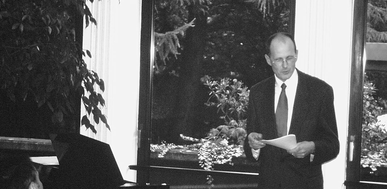 Dr. Harald Hülskath bei der Eröffnung der Arbeitsstätte der Akademie Brasil-Europa in Köln 1997